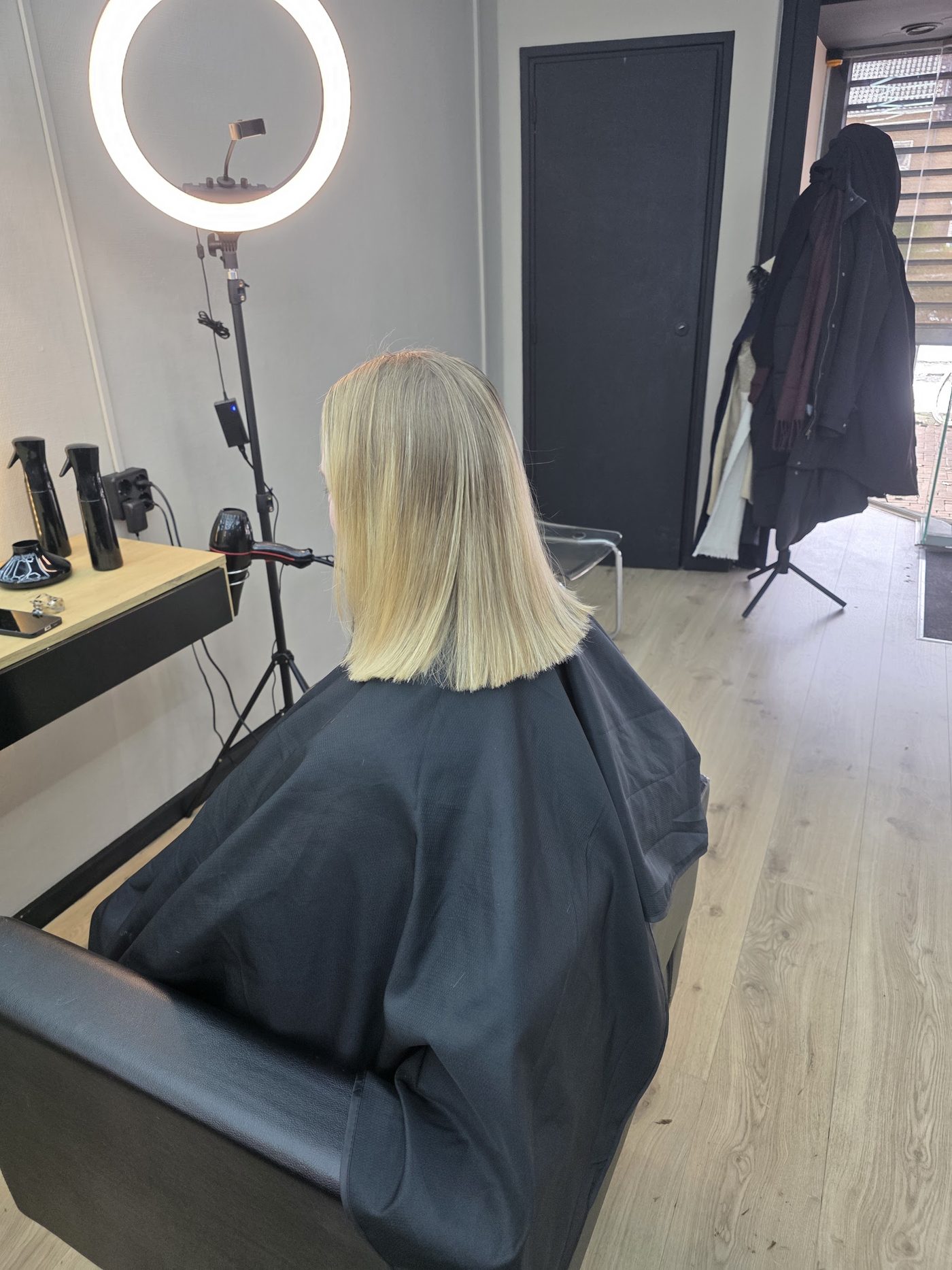 Een strakke blonde bob, net geknipt en geföhnd