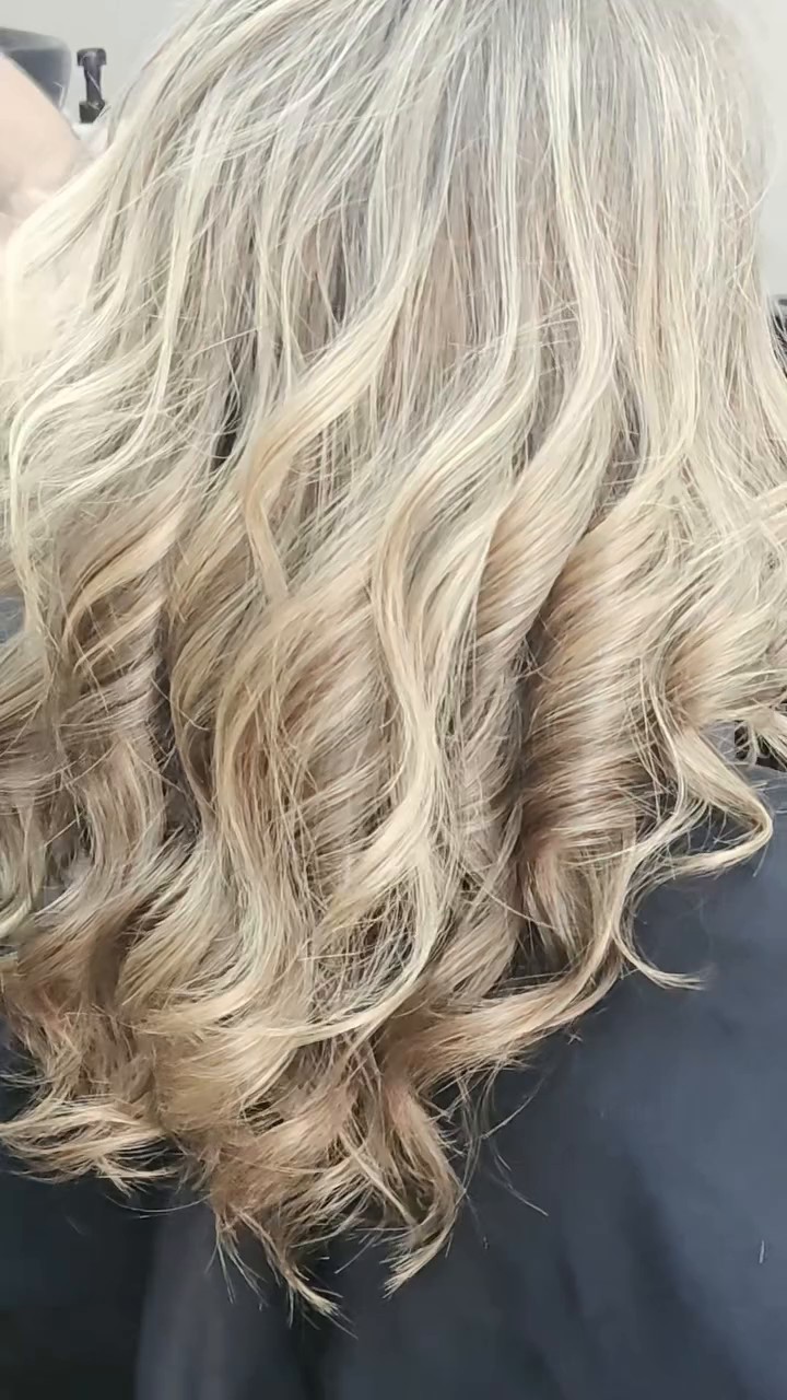 Blonde balayage in losse krullen, van dichtbij