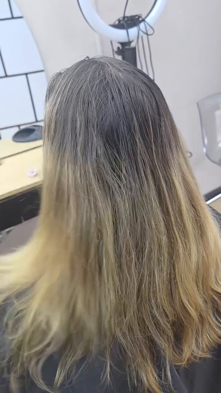 Voor: Uitgegroeid en koperig, naar ash blond