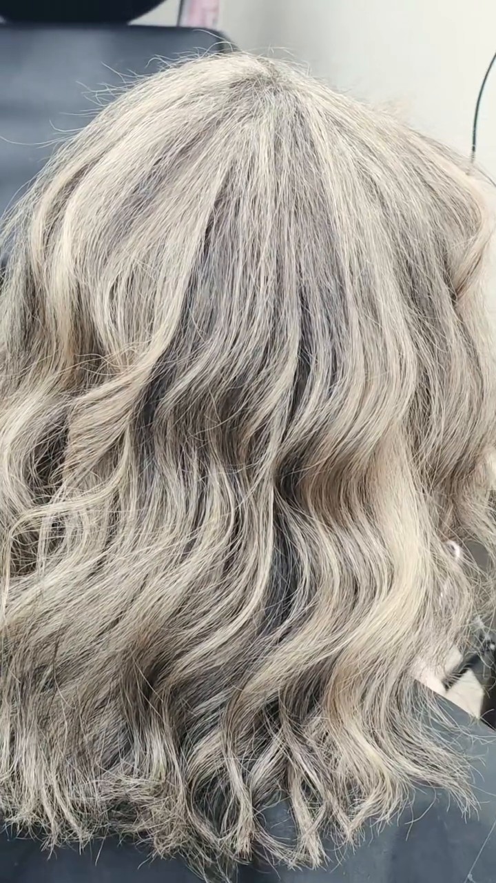 Koele blonde golven van dichtbij, na het kleuren