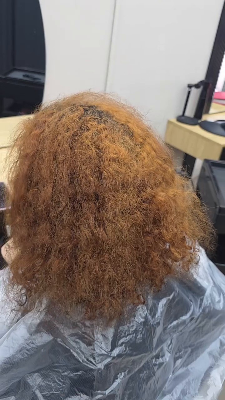 Voor: Oranje krullen, naar koel blond